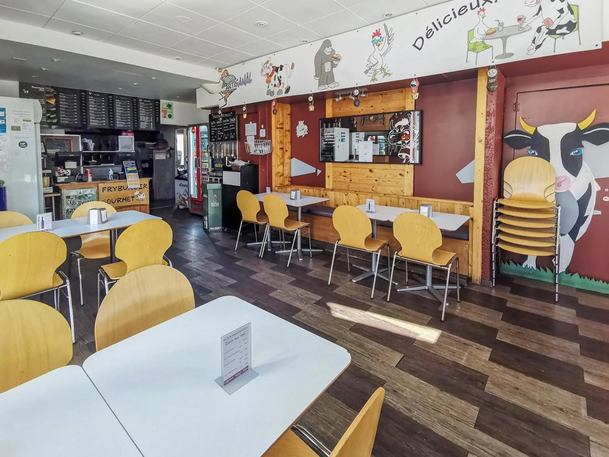 La salle du FryBurger Gourmet, au rez-de-chaussée de l’hôtel