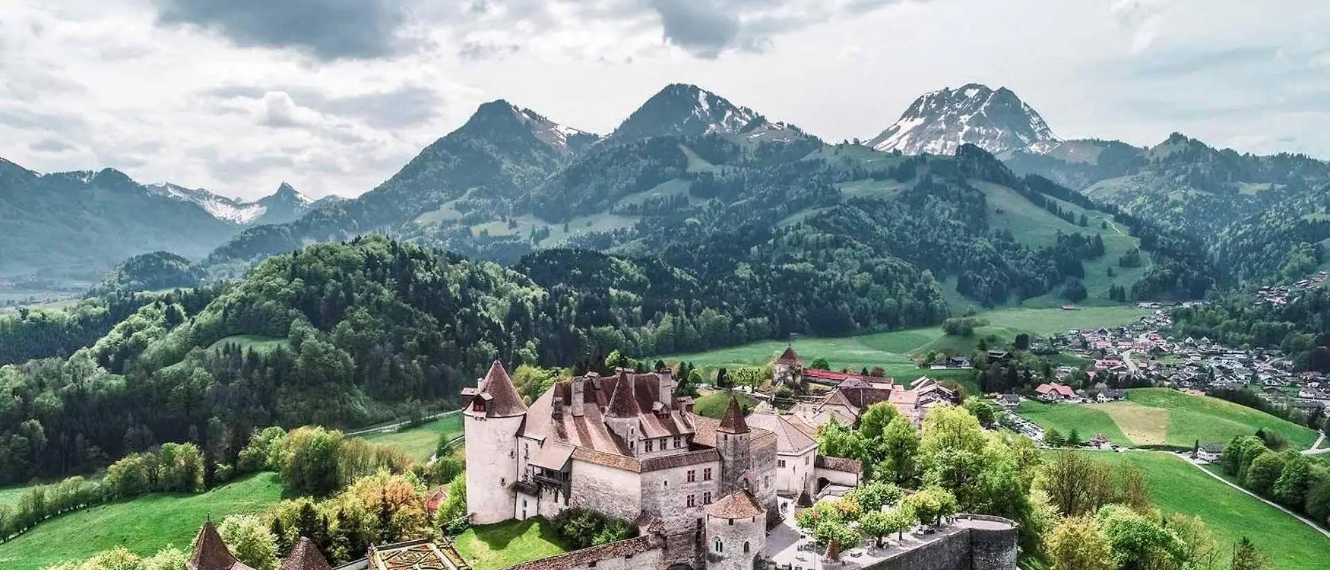 Le château de Gruyères et les Préalpes, vus du ciel