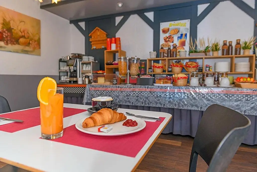 La salle du petit-déjeuner et son buffet, Hôtel des Alpes à Bulle