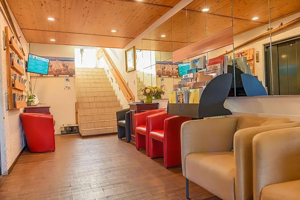 Le hall et le coin salon de l’Hôtel des Alpes
