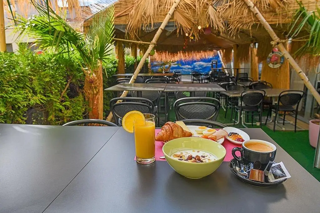 La terrasse-jardin à l’arrière de l’Hôtel des Alpes, à Bulle