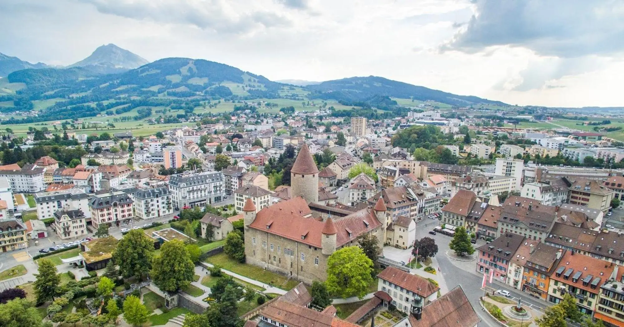 Bulle, son château et le Moléson : la Gruyère commence au pas de la porte.